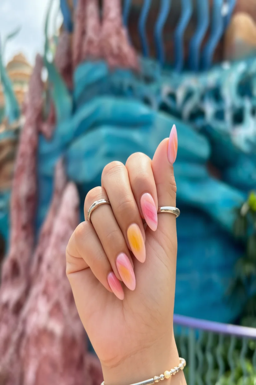 Uñas largas almendradas con degradado rosa a melocotón y efecto jelly brillante