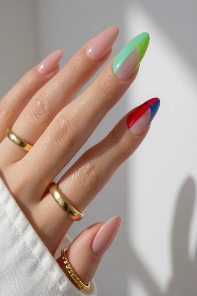 Uñas almendra largas con base nude y color block geométrico en verde menta y rojo