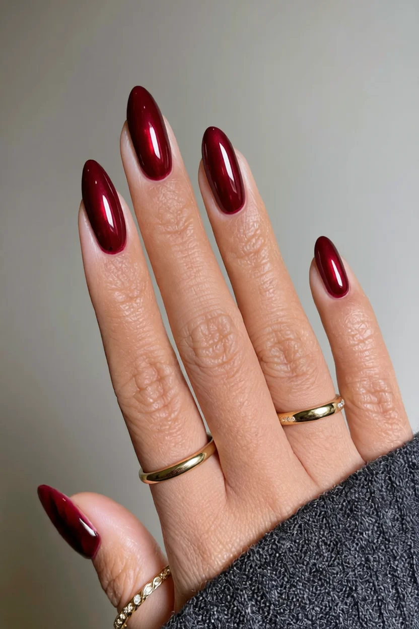 Uñas largas almendradas en rojo metálico brillante