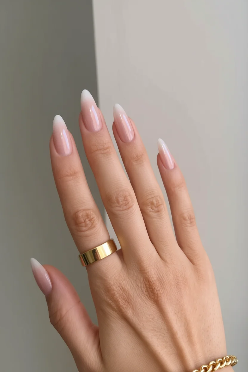 Uñas largas en forma de almendra con degradado francés nude a blanco