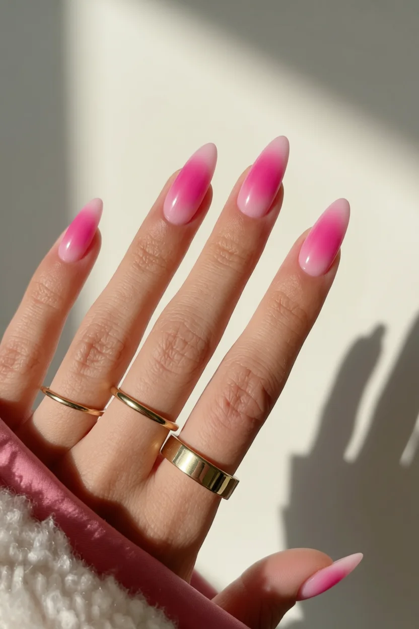 Uñas almendra degradado rosa vibrante a blanco