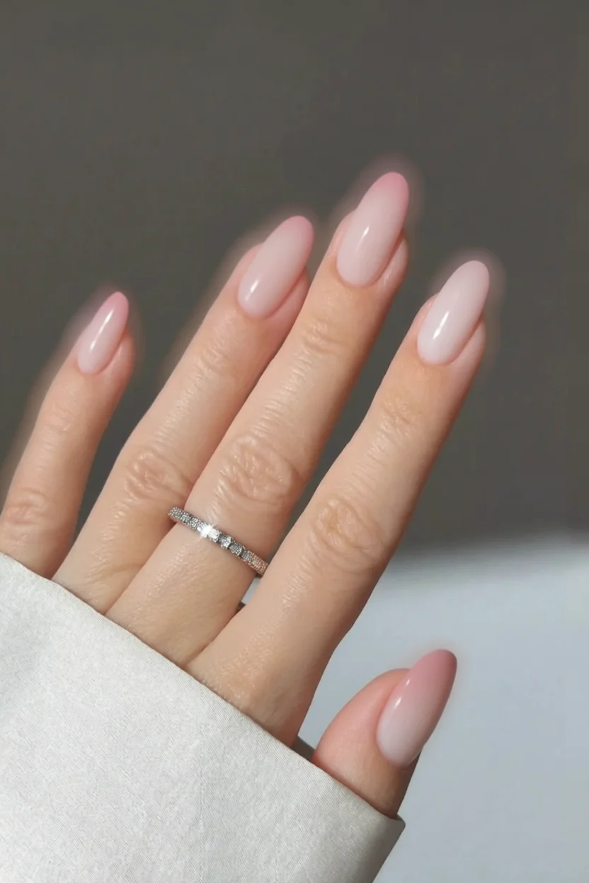 Menos es más: 20 diseños de uñas fáciles y elegantes para llevar unas manos 7