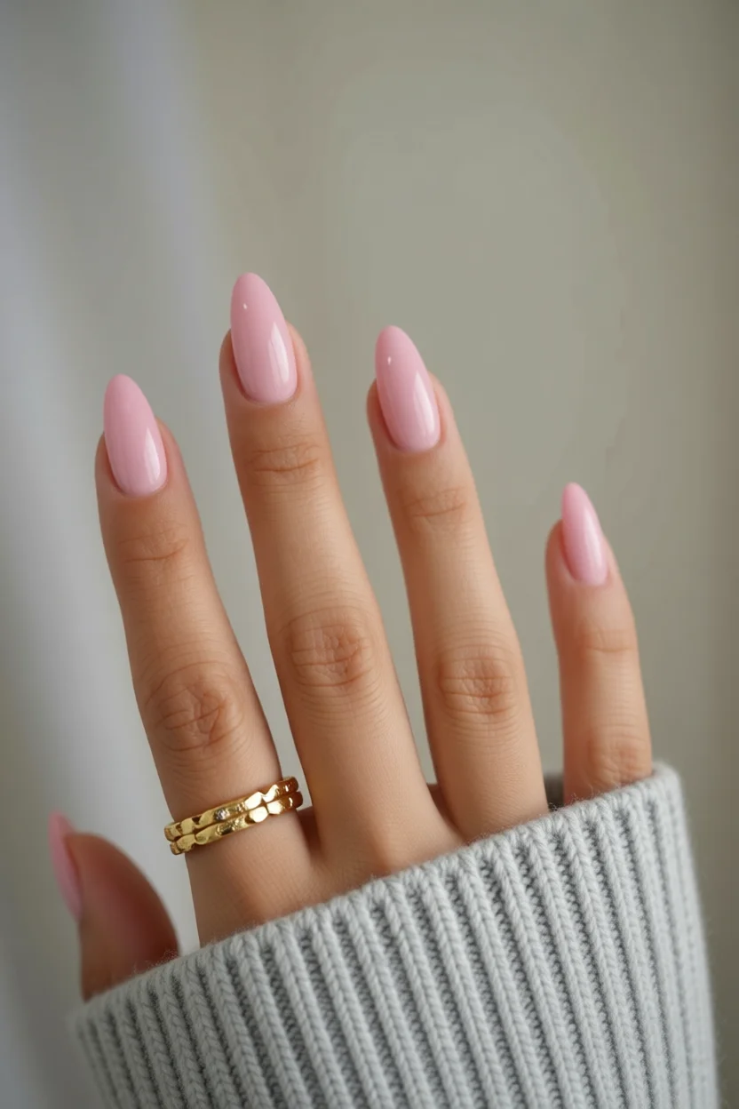 Menos es más: 20 diseños de uñas fáciles y elegantes para llevar unas manos 10