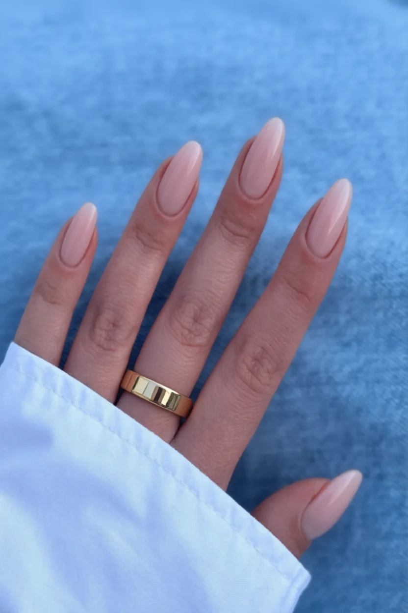 Uñas largas ovaladas con esmalte nude brillante