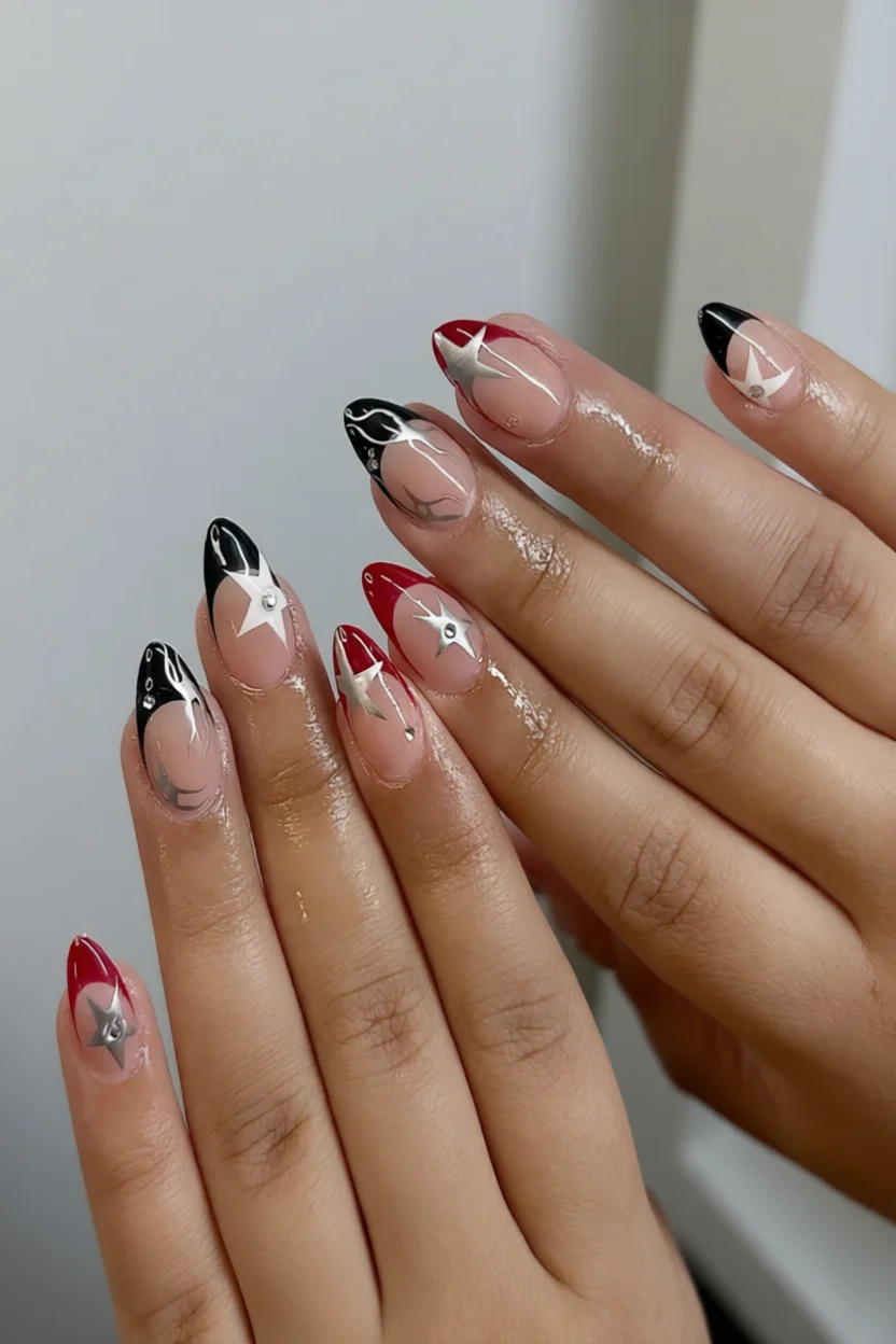 Uñas Francesas rojas y negras con estrellas metálicas y rhinestones