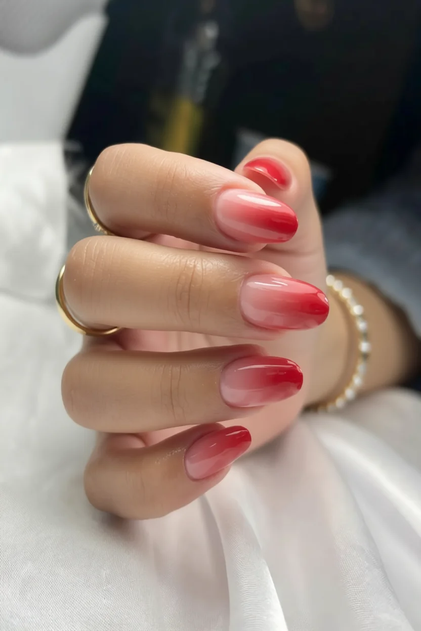 Uñas ovaladas con degradado rojo desde la base hasta la punta