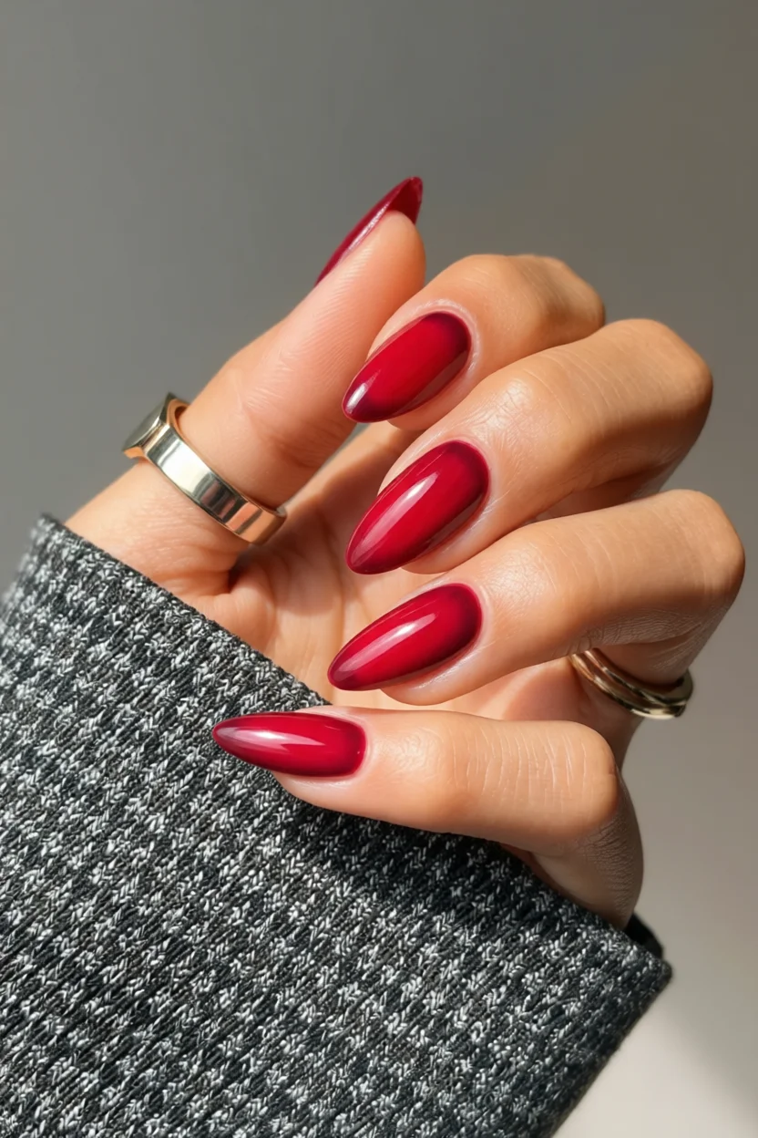 Uñas largas rojas con acabado brillante y forma almendra