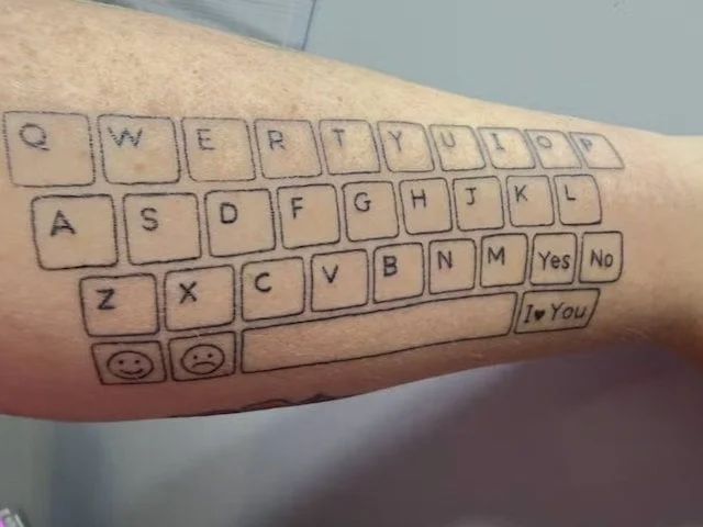 Tatuaje de teclado completo en el brazo de Jessica Fletcher