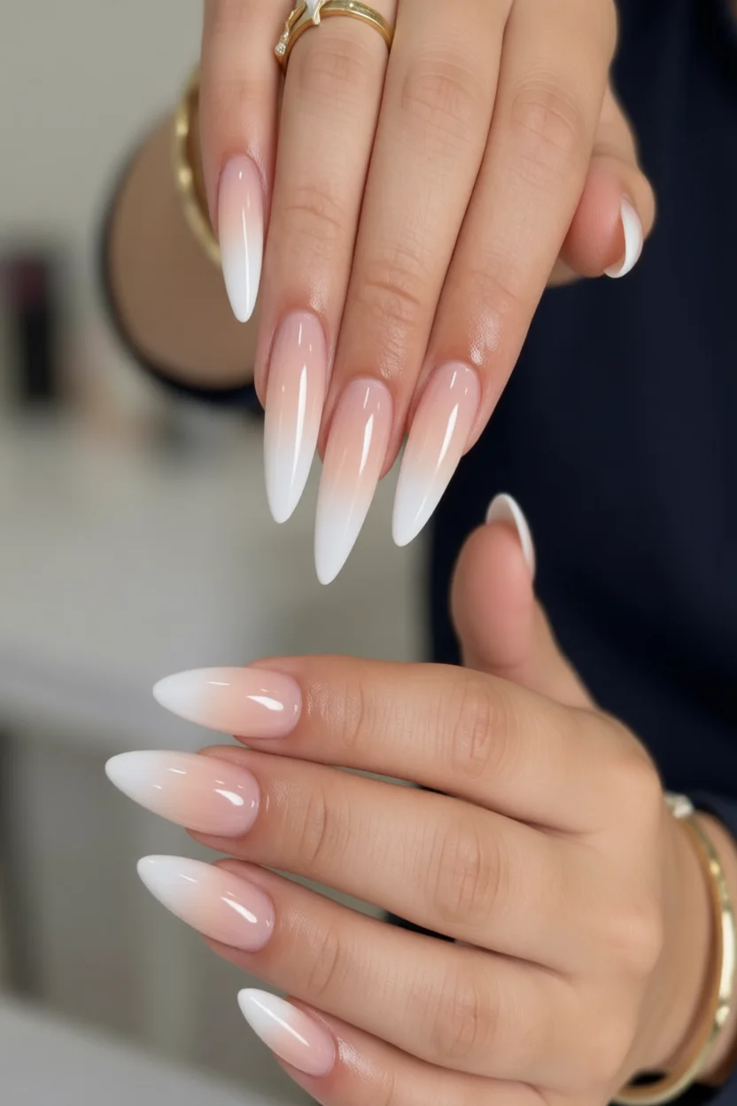 Uñas stiletto con degradado rosa suave a blanco
