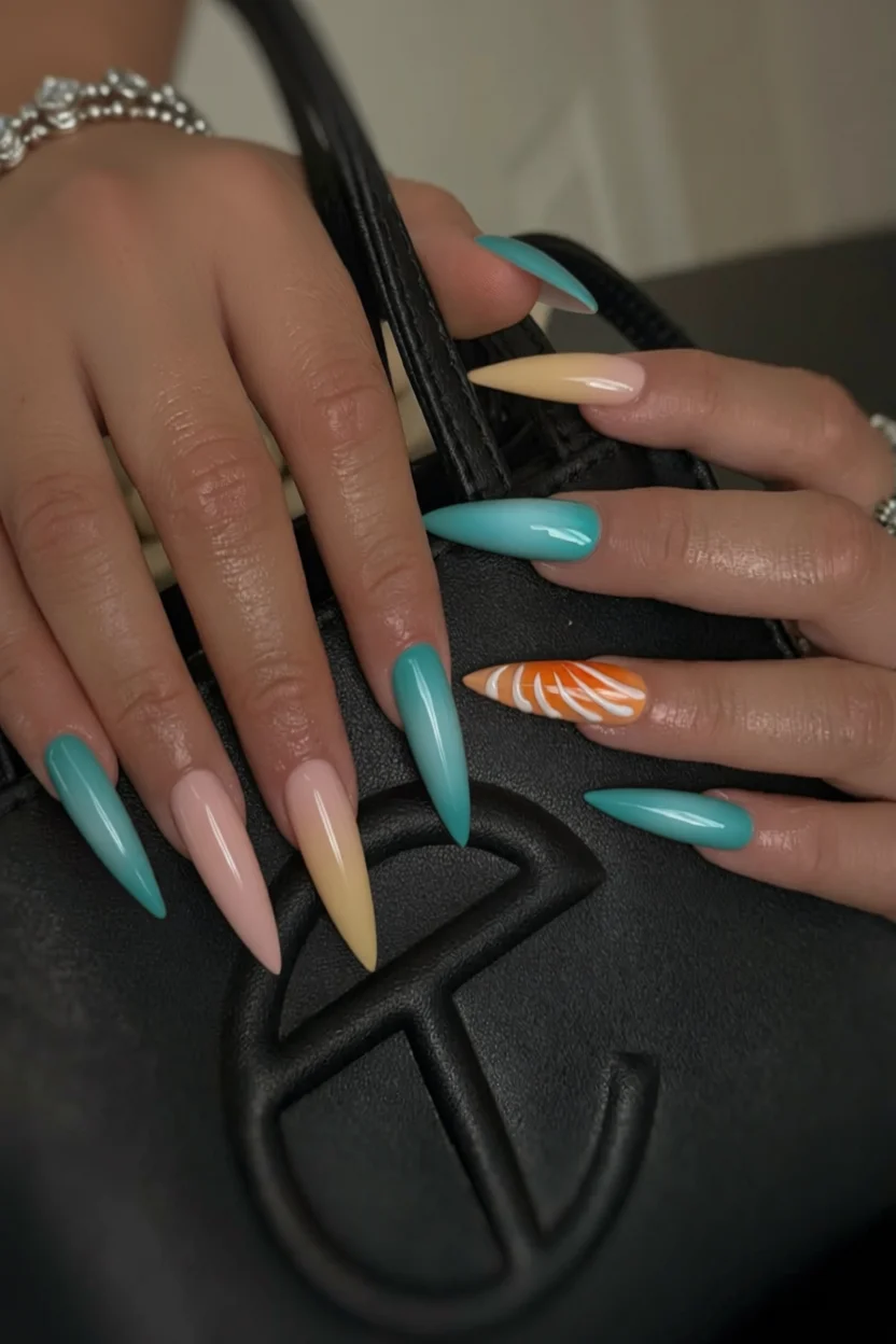 Uñas puntiagudas con degradado de nude a turquesa y detalle abstracto naranja