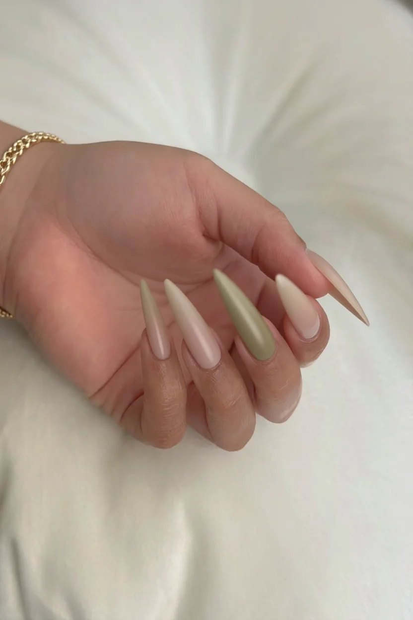Uñas stiletto mate en tonos beige y verde suave