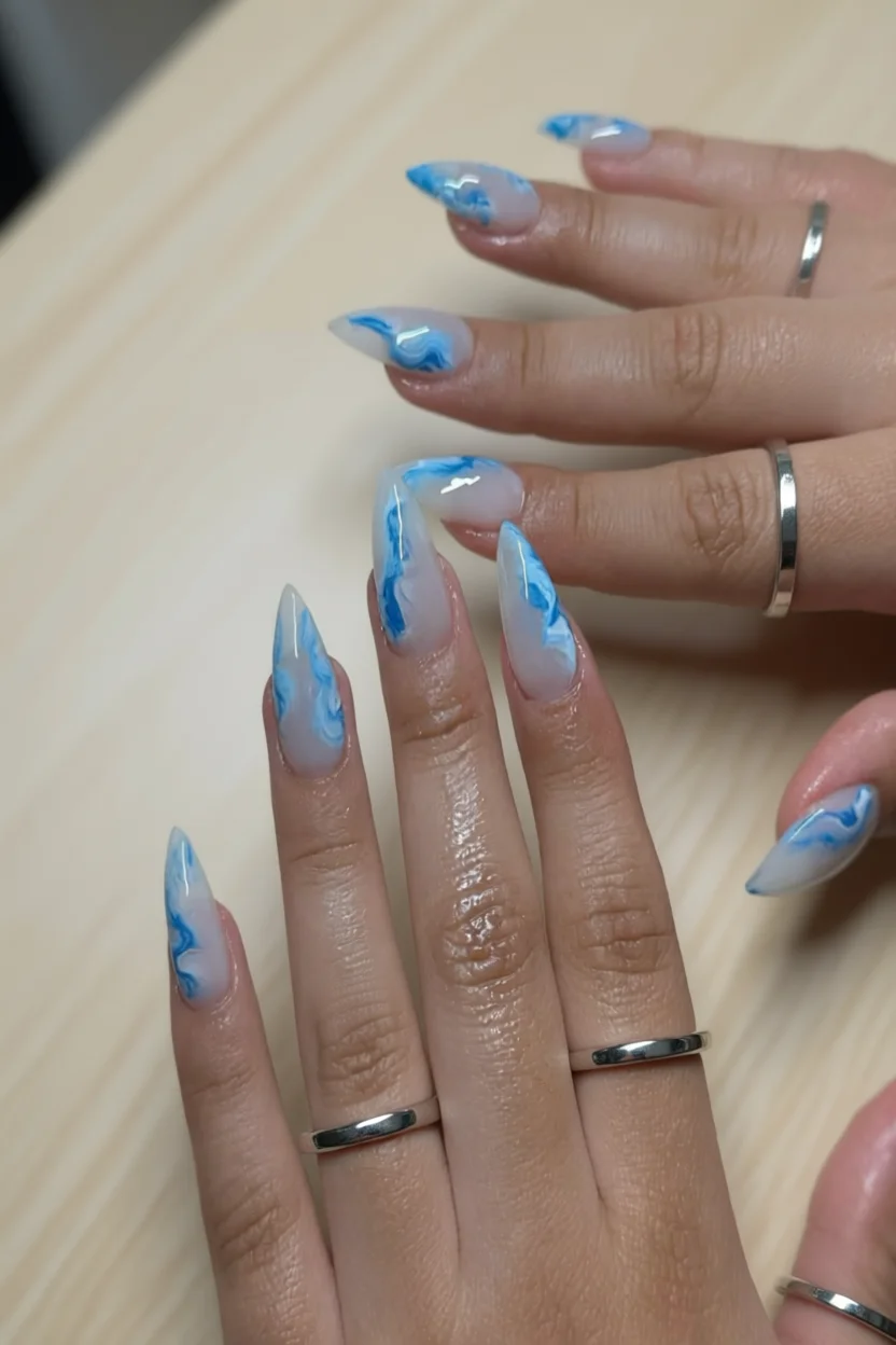 Uñas puntiagudas con efecto mármol en azul y blanco translúcido