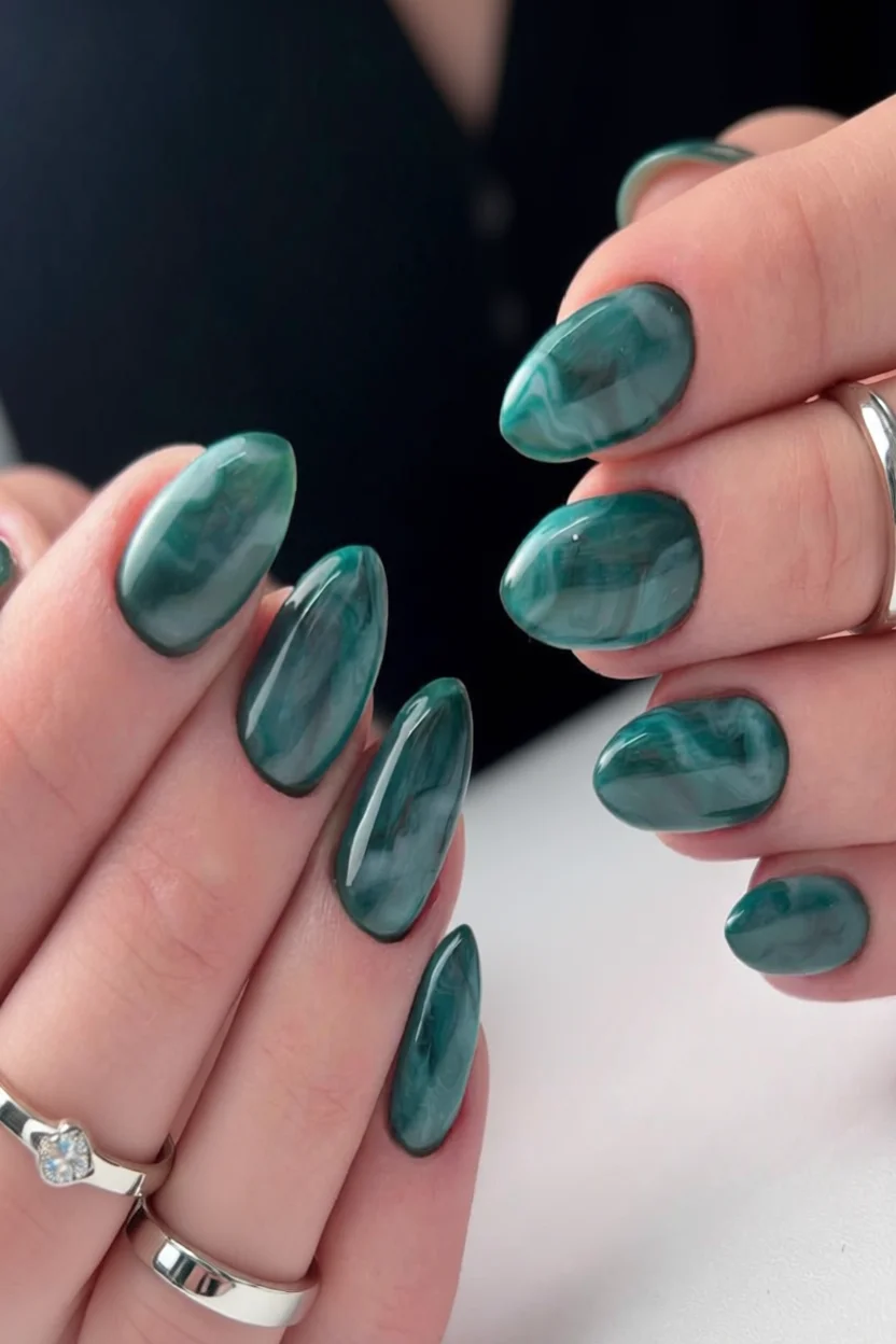 Uñas verdes con efecto mármol malquita en forma almendra