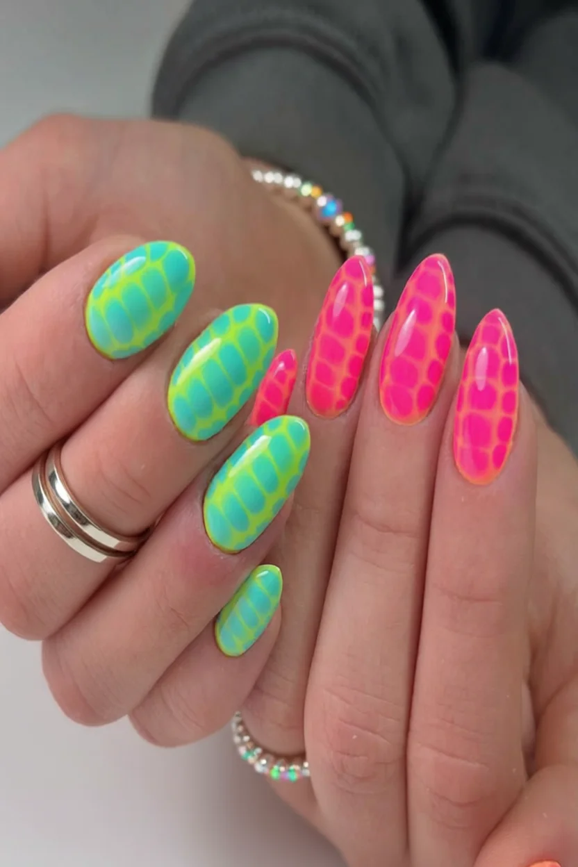 Uñas puntiagudas con diseño de patrón girafa en colores neón verde y rosa