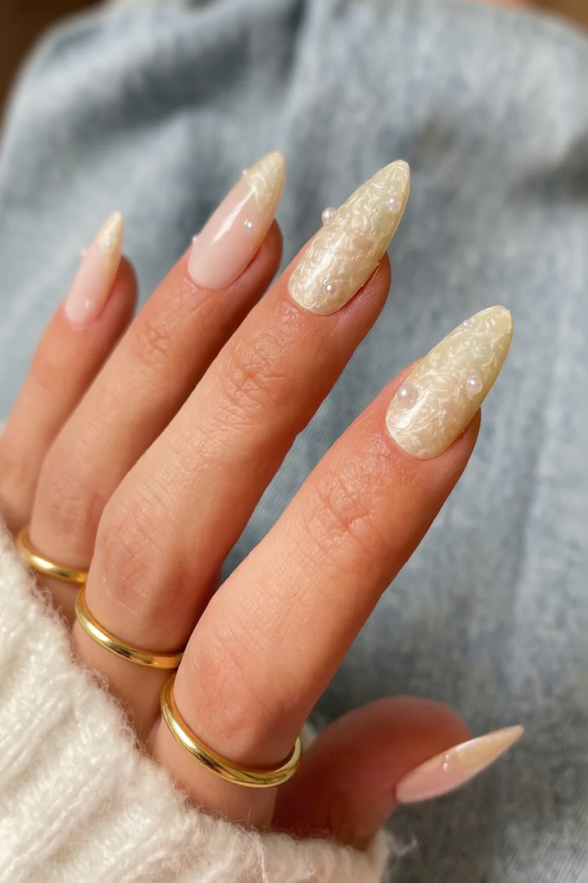 Uu00f1as almond elegantes con perlas y efecto marmoleado