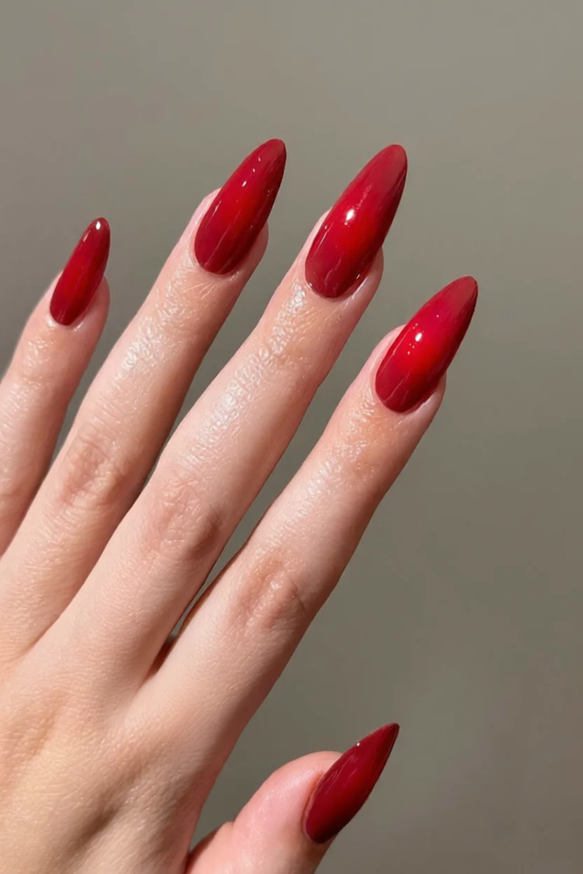 Uu00f1as rojas largas en forma de almendra con esmalte glossy