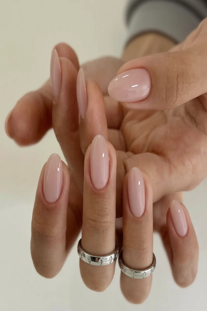 Uu00f1as ovaladas en rosa nude con brillo glass-like