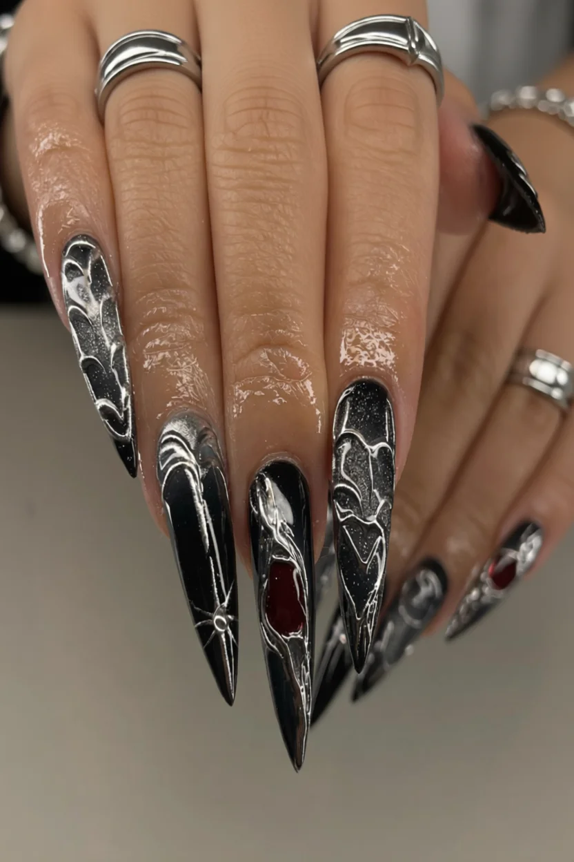 Uu00f1as negras con diseu00f1o metu00e1lico y detalles en plata