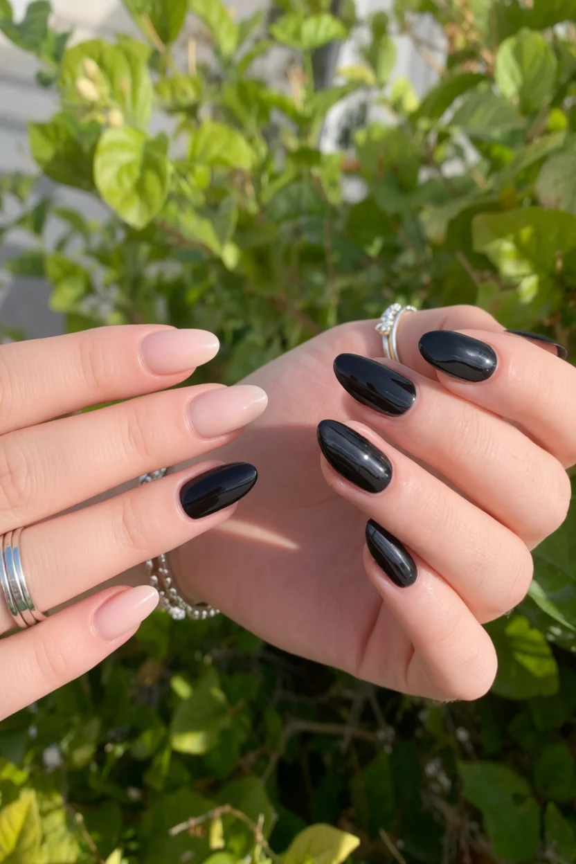 Uu00f1as negras y nude en forma almendrada, diseu00f1o moderno y elegante