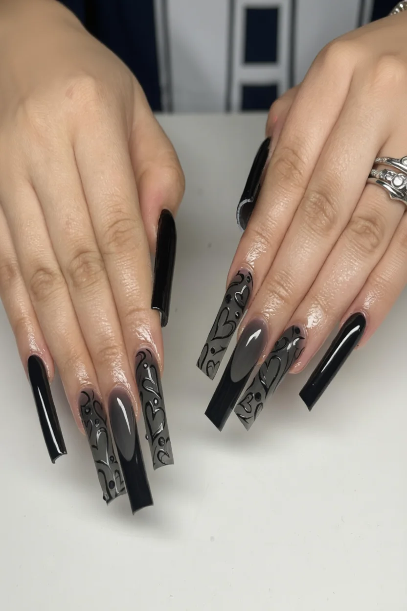 Uu00f1as negras coffin con corazones y degradado gris