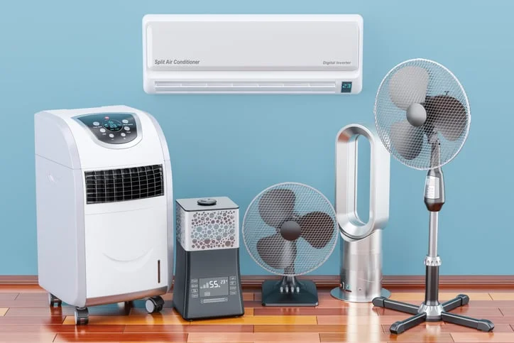 Ventiladores y aparatos de aire acondicionado en una tienda