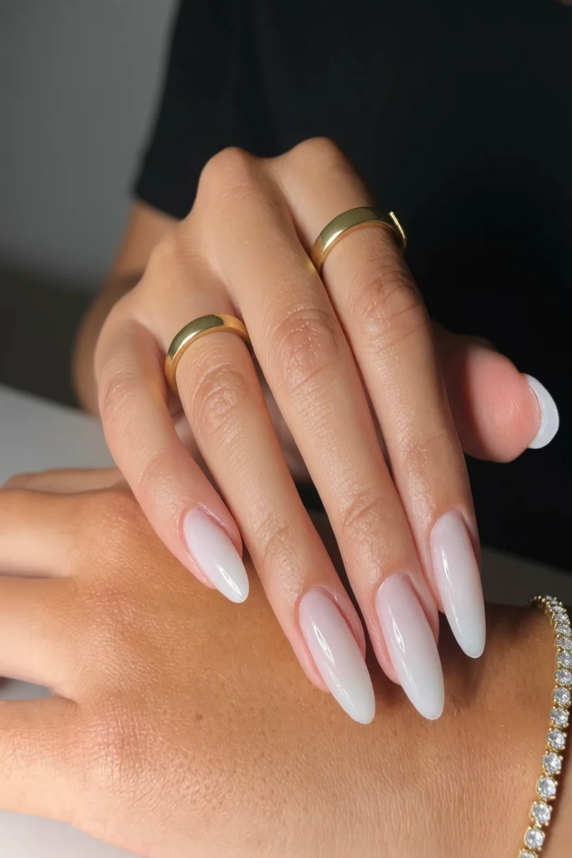Mano con uñas almendradas efecto soap nail translúcido y brilloso