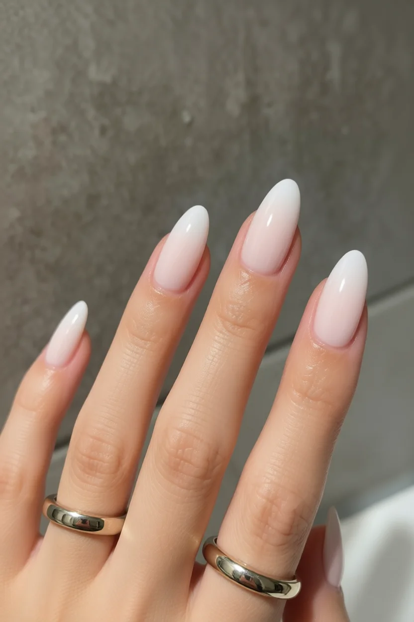 Uñas almendradas degradado rosa a blanco estilo Soap Nails