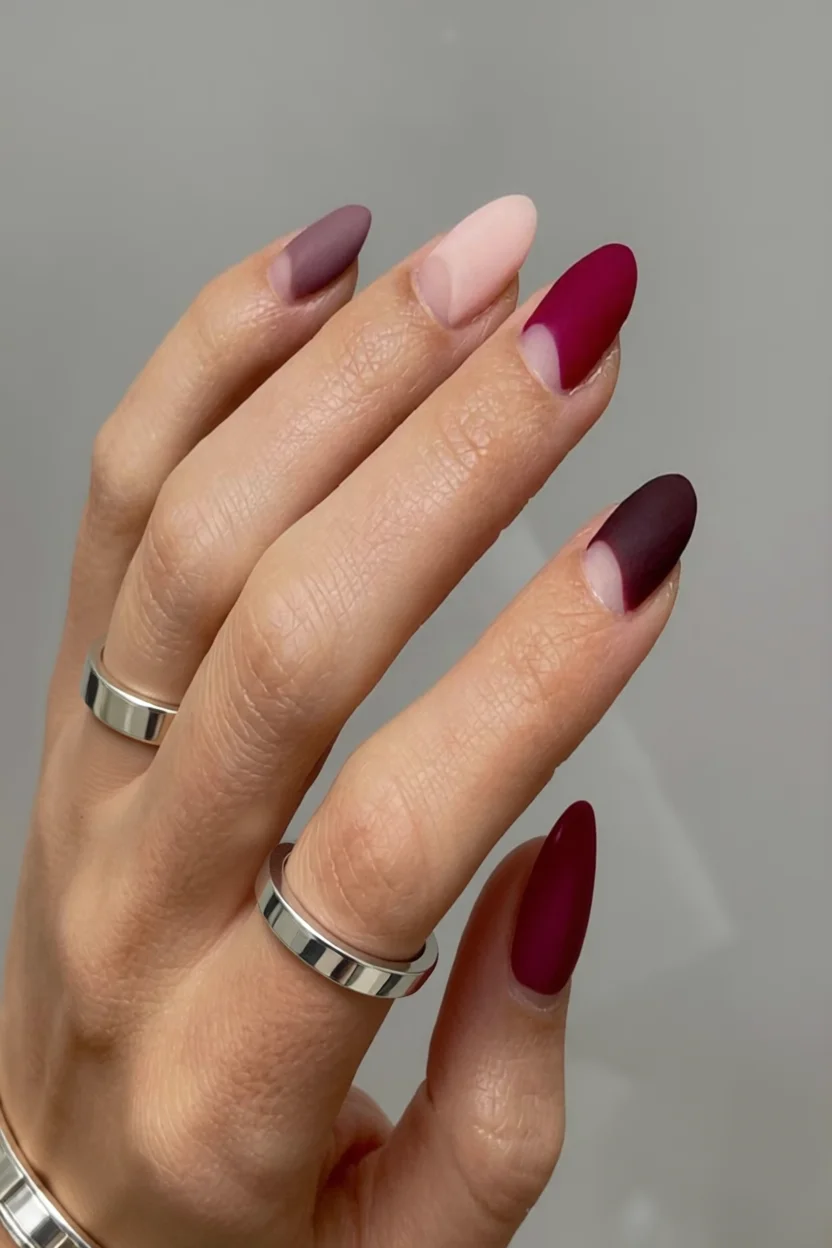 Uñas ovaladas con degradado en tonos rosados, malvas y burdeos mate