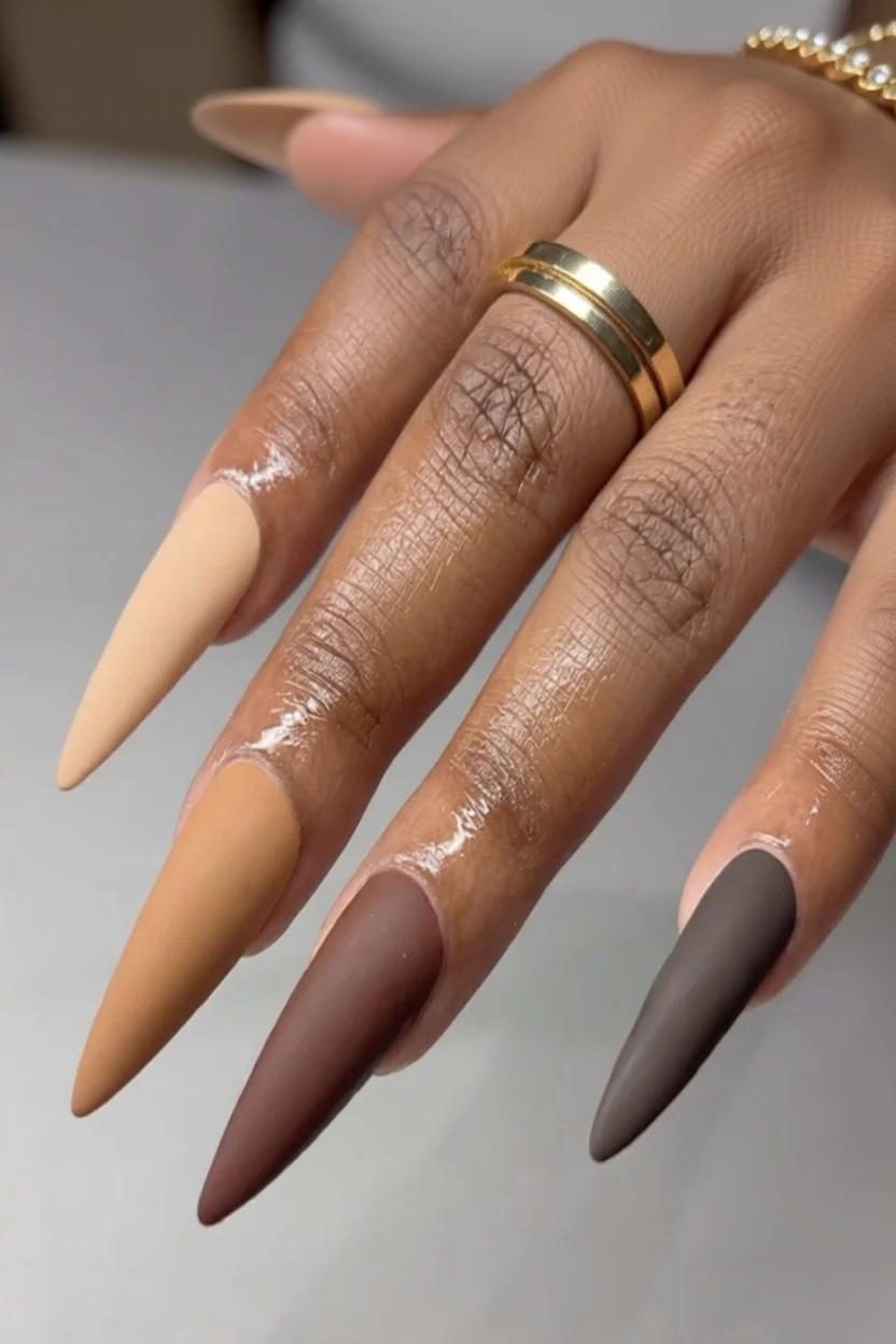 Uñas stiletto largas con degradado en tonos marrones y beige mate