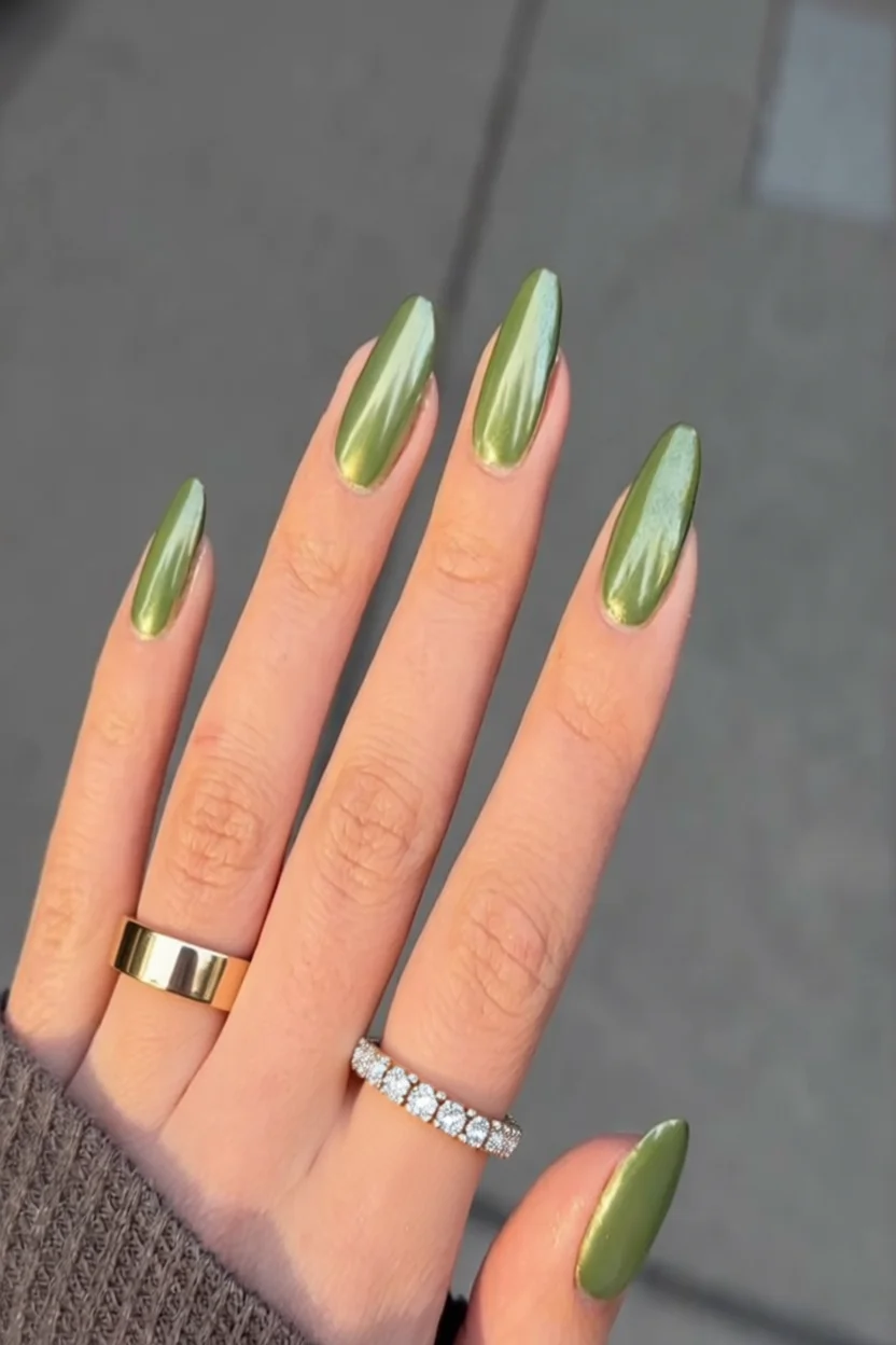 Uñas largas almendradas verde oliva con acabado metálico espejo